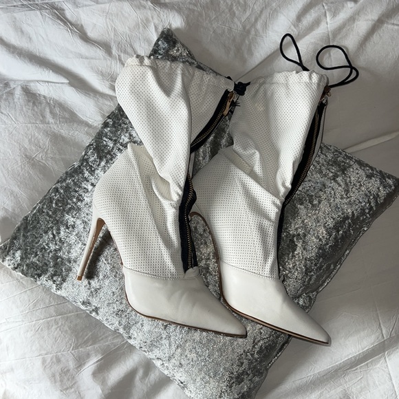 Fashion Nova white heeled boots - Picture 1 of 4